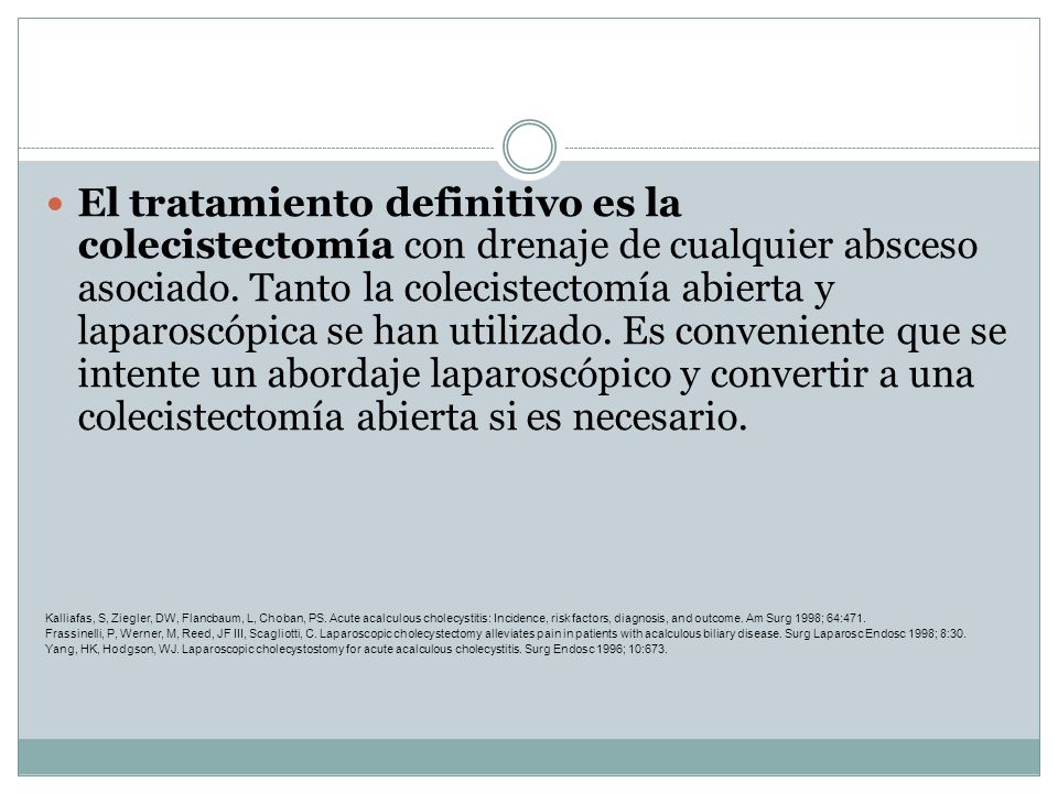 El tratamiento definitivo es la colecistectomía con drenaje de cualquier absceso asociado. Tanto la colecistectomía abierta y laparoscópica se han utilizado. Es conveniente que se intente un abordaje laparoscópico y convertir a una colecistectomía abierta si es necesario.