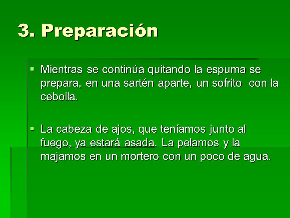 3. Preparación Mientras se continúa quitando la espuma se prepara, en una sartén aparte, un sofrito con la cebolla.