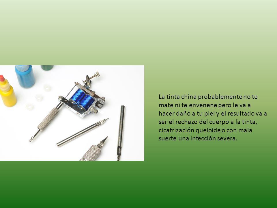 La tinta china probablemente no te mate ni te envenene pero le va a hacer daño a tu piel y el resultado va a ser el rechazo del cuerpo a la tinta, cicatrización queloide o con mala suerte una infección severa.