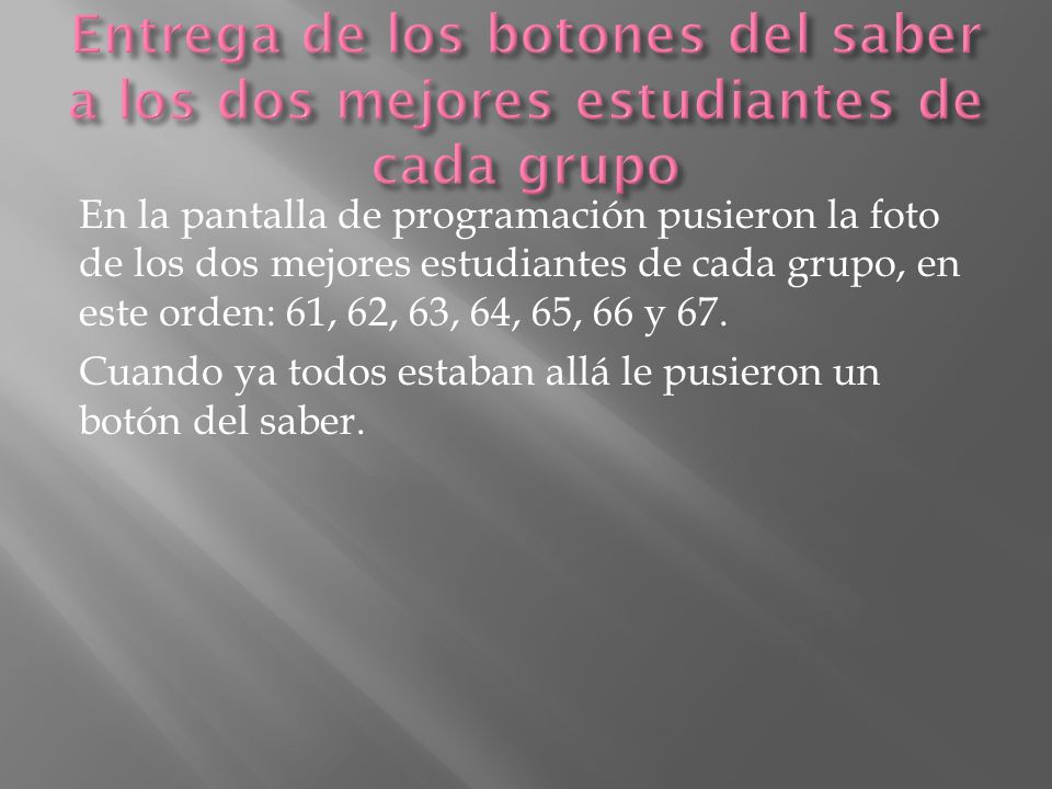 Entrega de los botones del saber a los dos mejores estudiantes de cada grupo