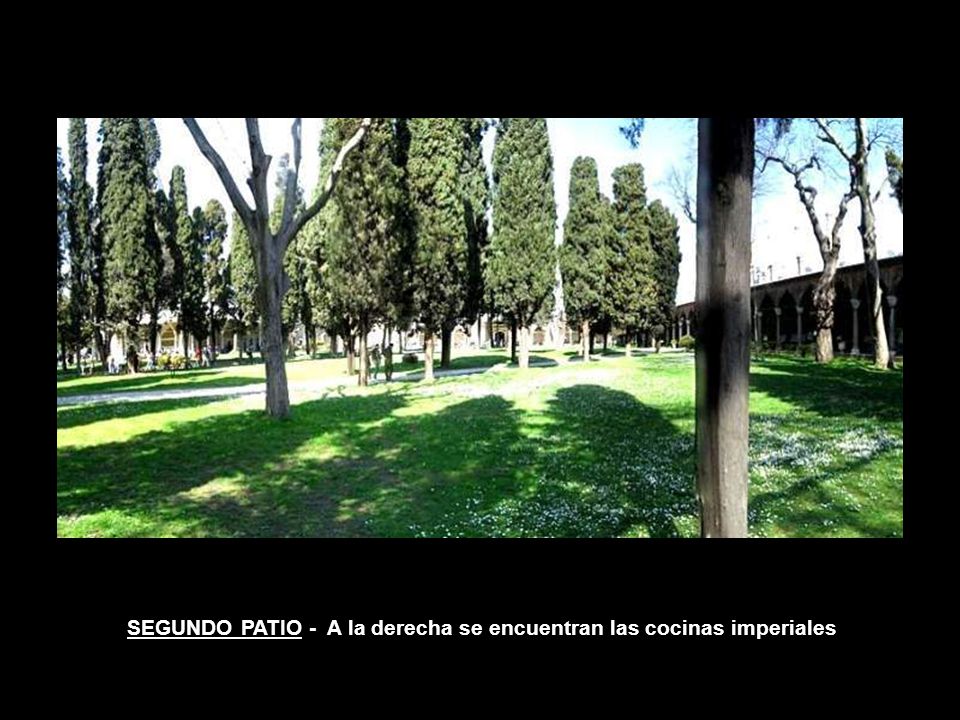 SEGUNDO PATIO - A la derecha se encuentran las cocinas imperiales