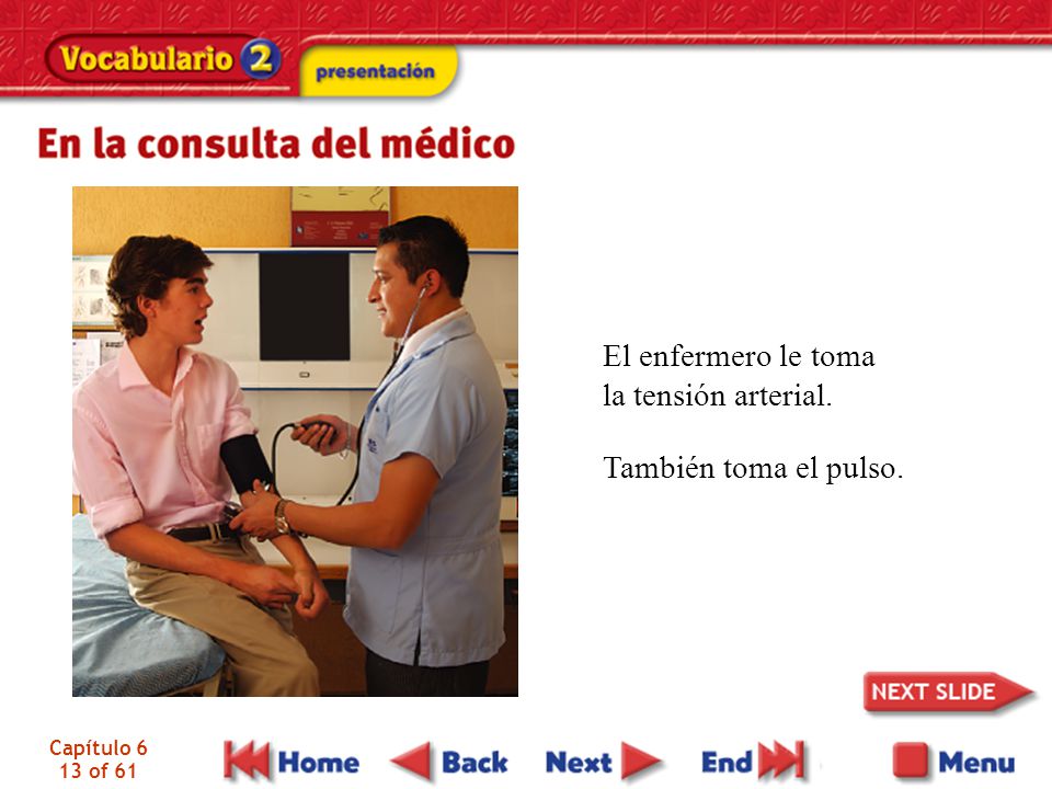 El enfermero le toma la tensión arterial. También toma el pulso.