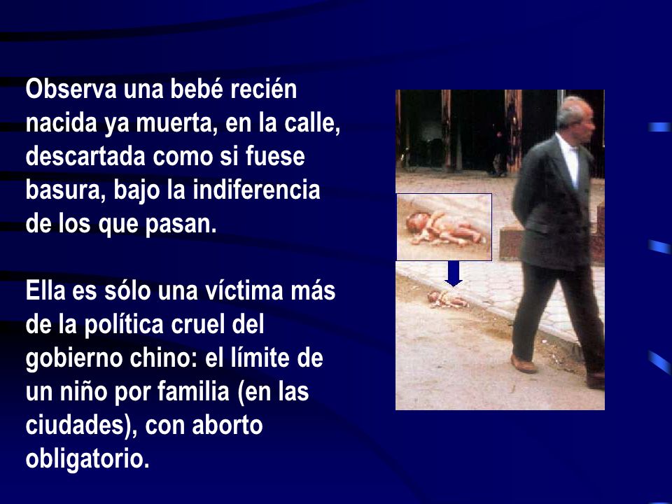 Observa una bebé recién nacida ya muerta, en la calle, descartada como si fuese basura, bajo la indiferencia de los que pasan.