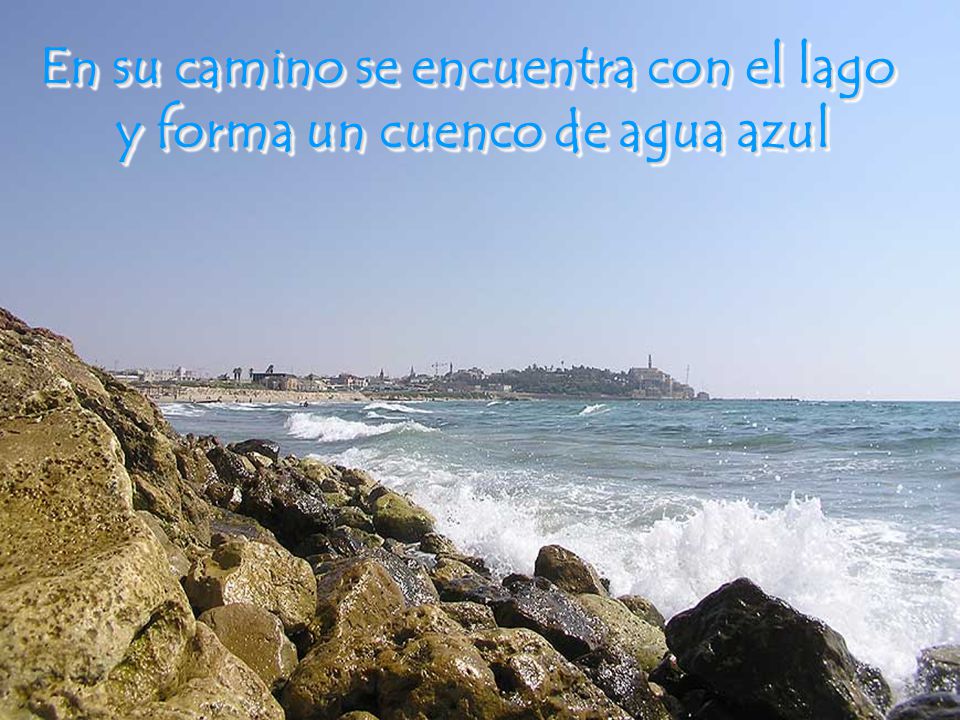 En su camino se encuentra con el lago y forma un cuenco de agua azul