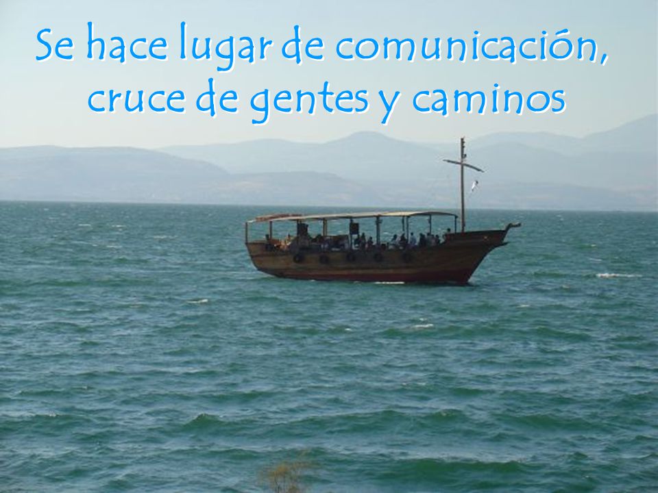 Se hace lugar de comunicación, cruce de gentes y caminos