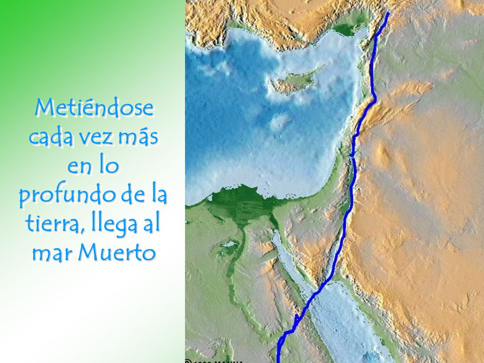 Metiéndose cada vez más en lo profundo de la tierra, llega al mar Muerto
