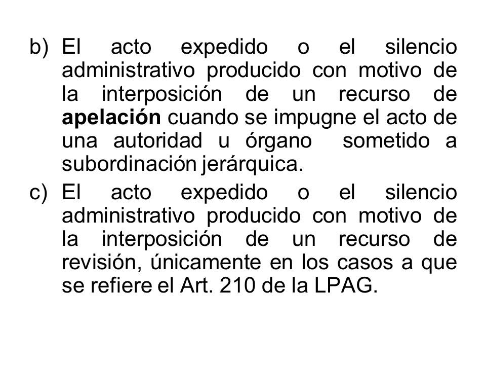 El acto expedido o el silencio administrativo producido con motivo de la interposición de un recurso de apelación cuando se impugne el acto de una autoridad u órgano sometido a subordinación jerárquica.