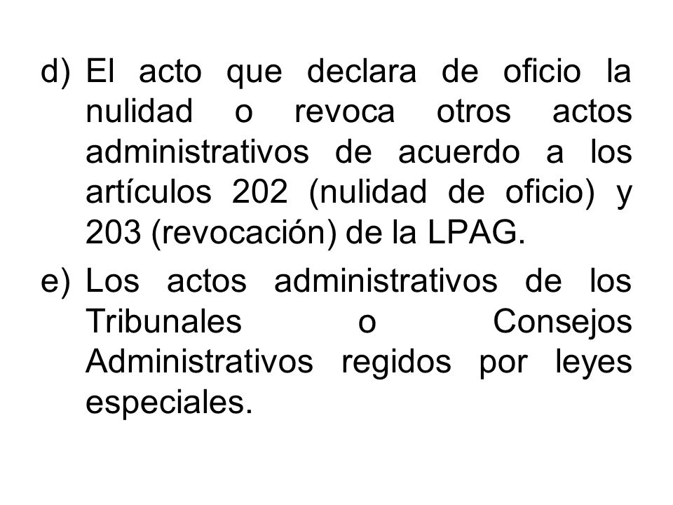 El acto que declara de oficio la nulidad o revoca otros actos administrativos de acuerdo a los artículos 202 (nulidad de oficio) y 203 (revocación) de la LPAG.