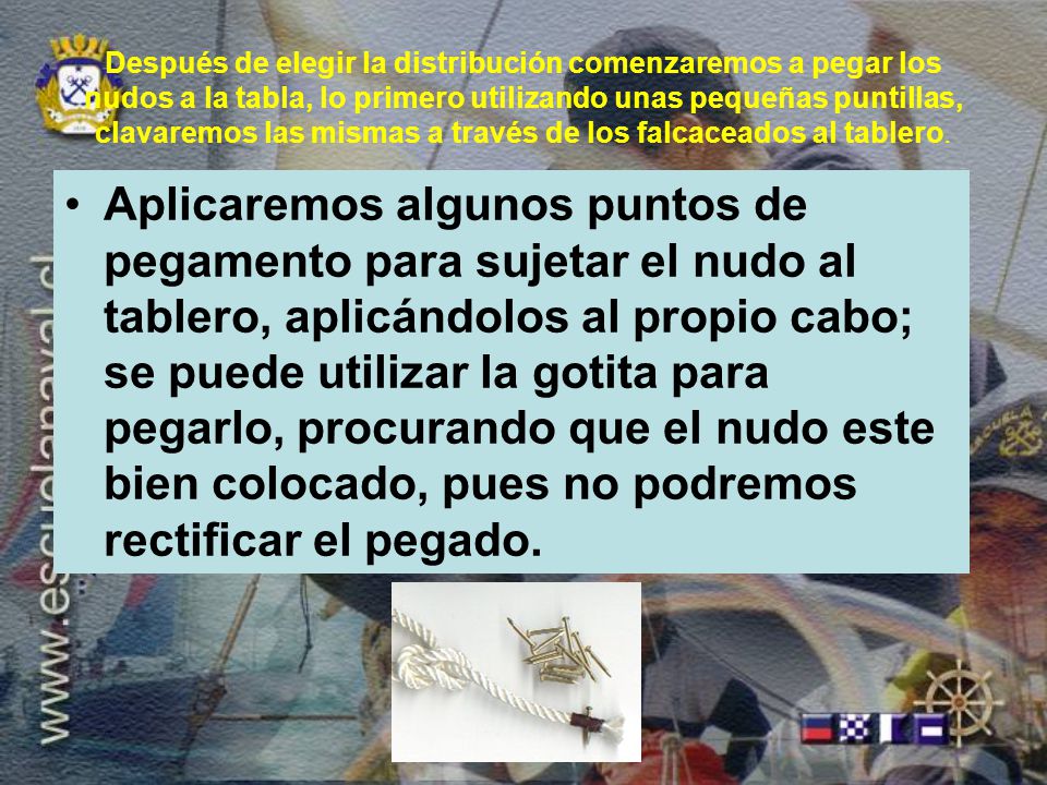 Después de elegir la distribución comenzaremos a pegar los nudos a la tabla, lo primero utilizando unas pequeñas puntillas, clavaremos las mismas a través de los falcaceados al tablero.