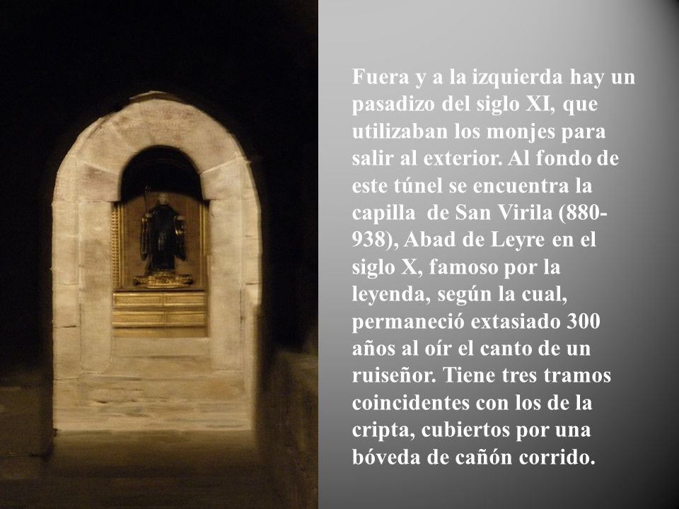 Fuera y a la izquierda hay un pasadizo del siglo XI, que utilizaban los monjes para salir al exterior.