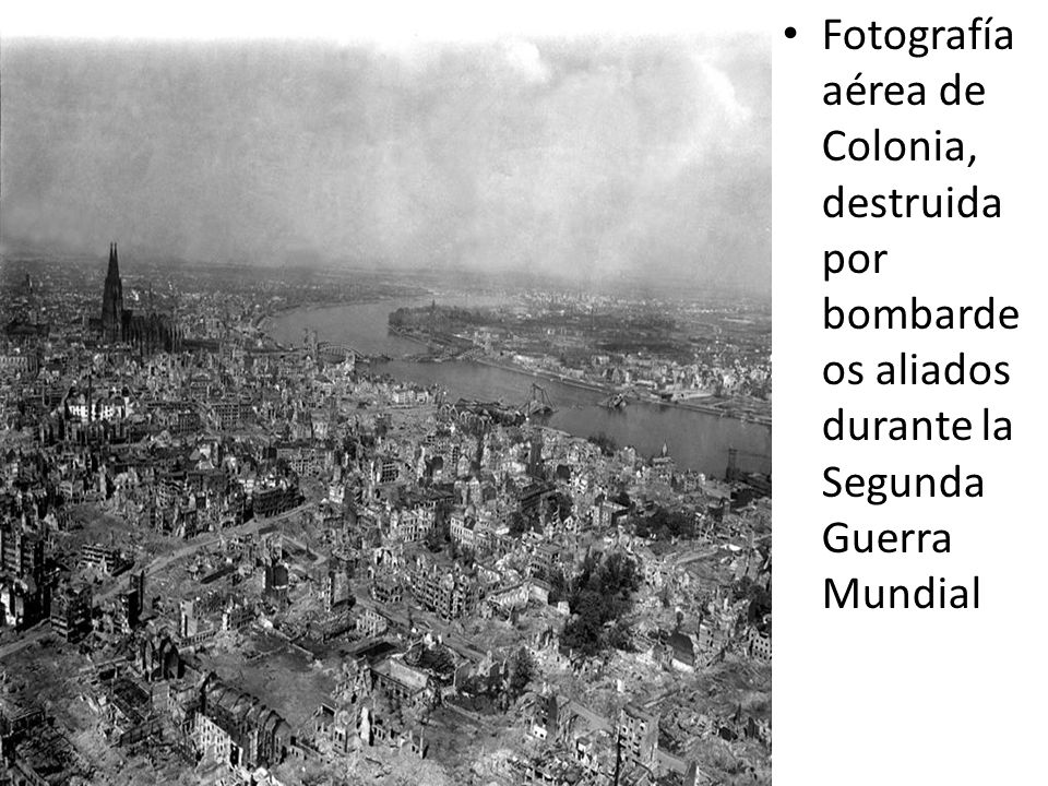 Fotografía aérea de Colonia, destruida por bombardeos aliados durante la Segunda Guerra Mundial