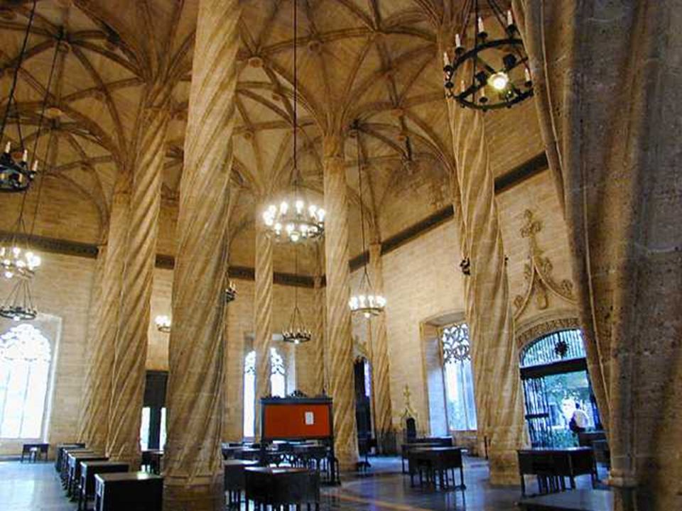 Estas bóvedas de arista (cuatripartitas) pueden enriquecerse añadiendo nuevos nervios y claves secundarias, muchas veces de carácter exclusivamente decorativo, hasta llegar a las riquísimas bóvedas estrelladas que caracterizan el período final de esta arquitectura, el siglo XV.