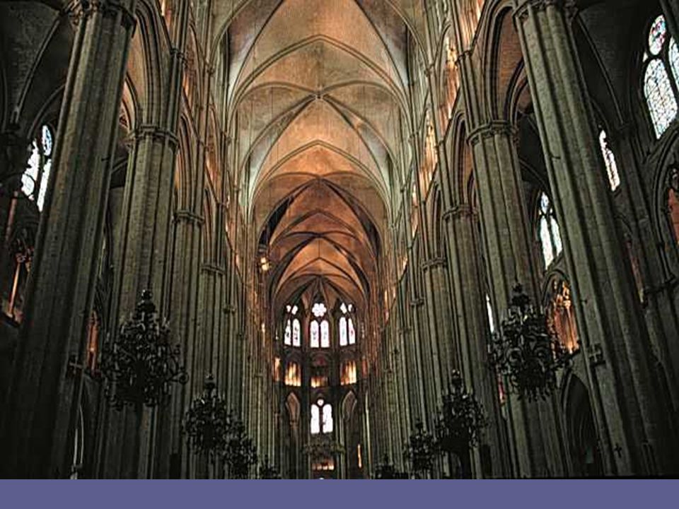 Este espacio interior está regido por dos líneas directrices en tensión: la horizontal, que se dirige del pórtico al altar, y que está definida por la sucesión rítmica de las arcadas de la nave central, y la vertical, sugerida por el esqueleto estructural.