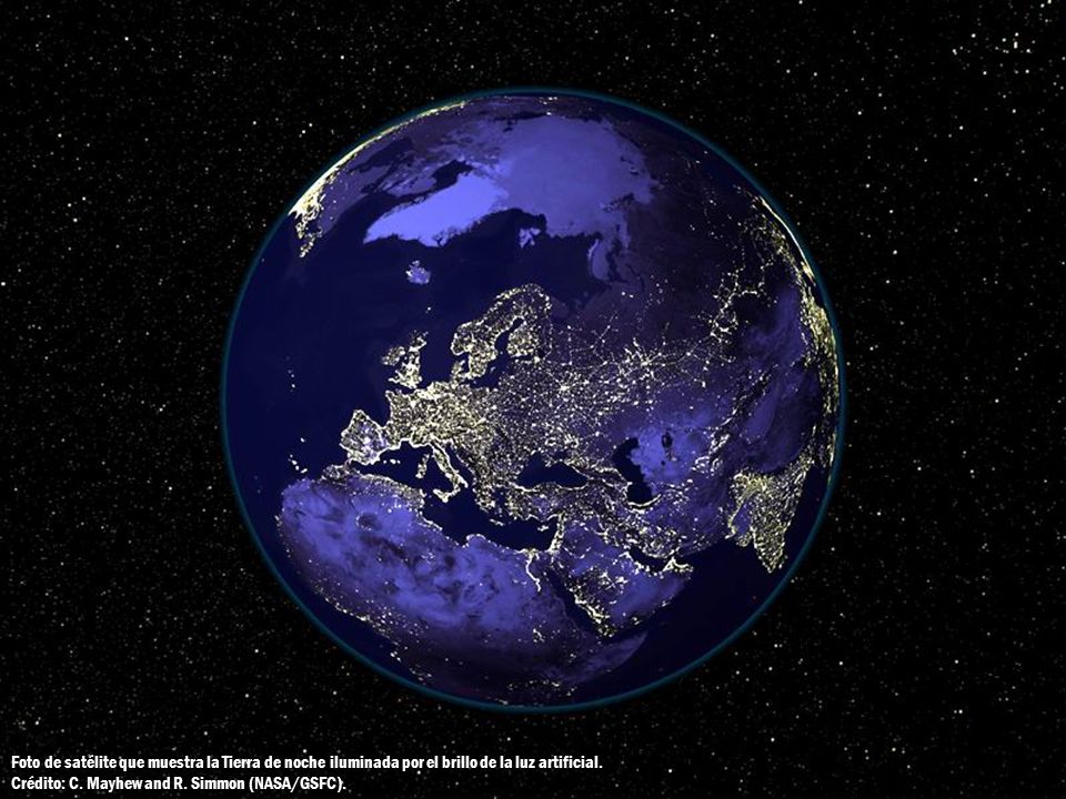 Foto de satélite que muestra la Tierra de noche iluminada por el brillo de la luz artificial.