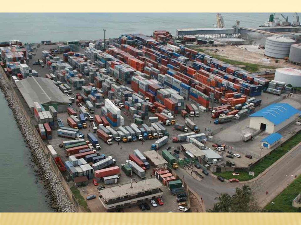 La economía de la ciudad gira entorno al puerto, dotado de modernas estructuras para el tráfico de mercancías y almacenes, a través del cual se exporta, principalmente aluminio y plátanos.