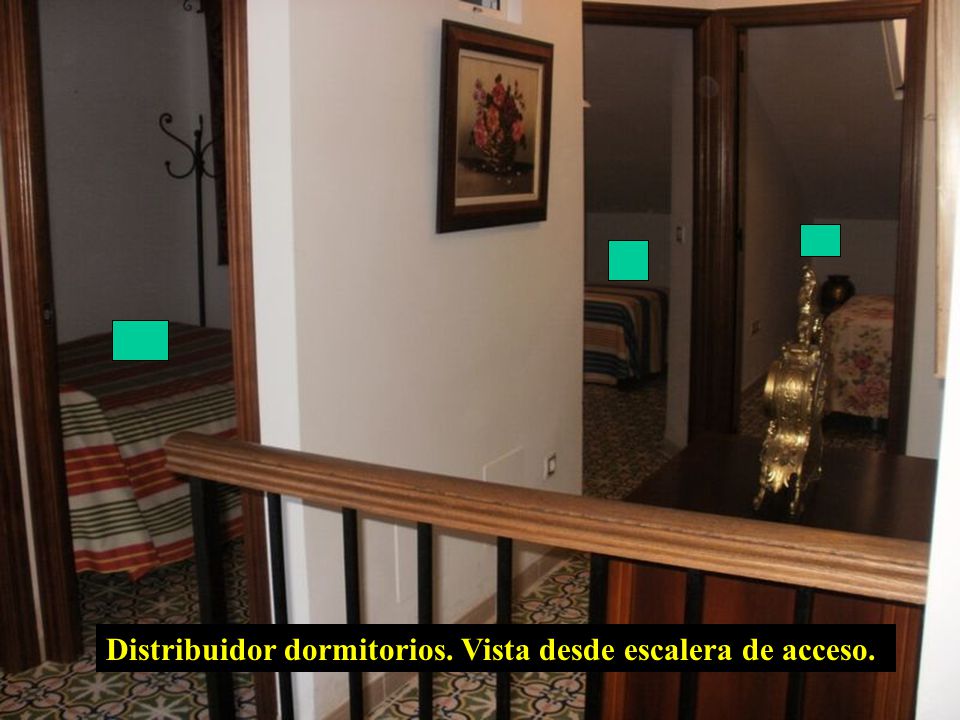 Distribuidor dormitorios. Vista desde escalera de acceso.