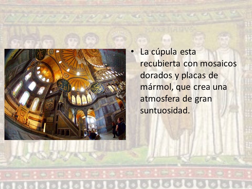 La cúpula esta recubierta con mosaicos dorados y placas de mármol, que crea una atmosfera de gran suntuosidad.