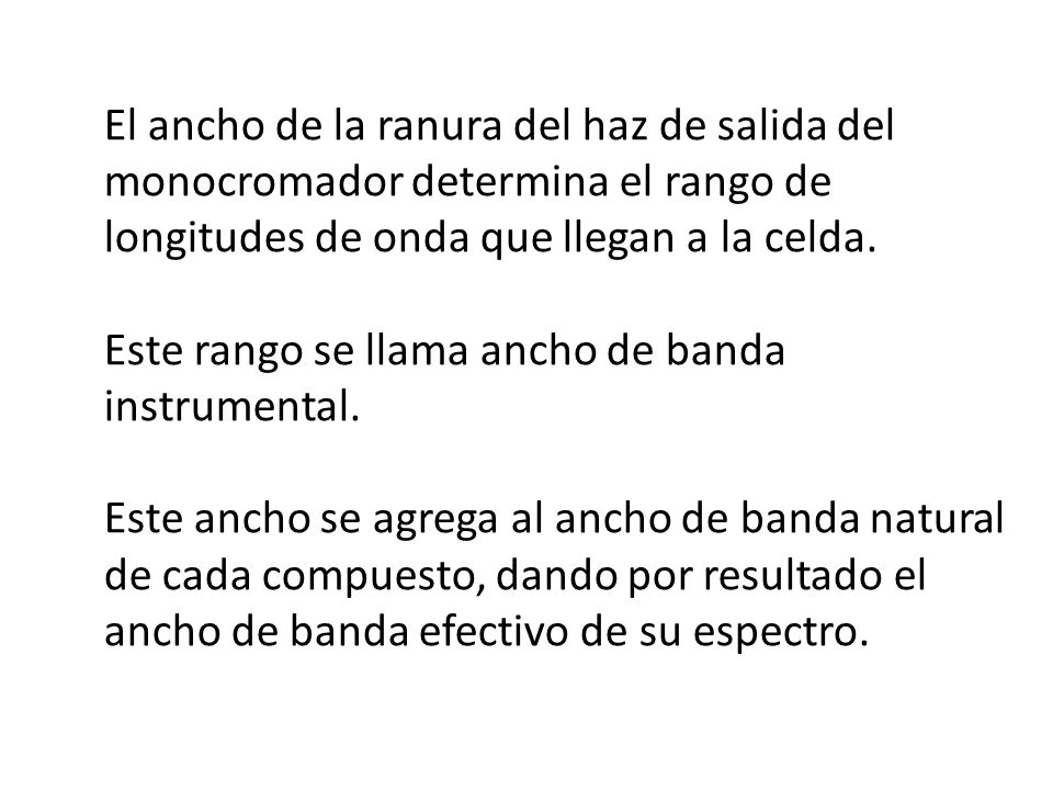 El ancho de la ranura del haz de salida del monocromador determina el rango de longitudes de onda que llegan a la celda.