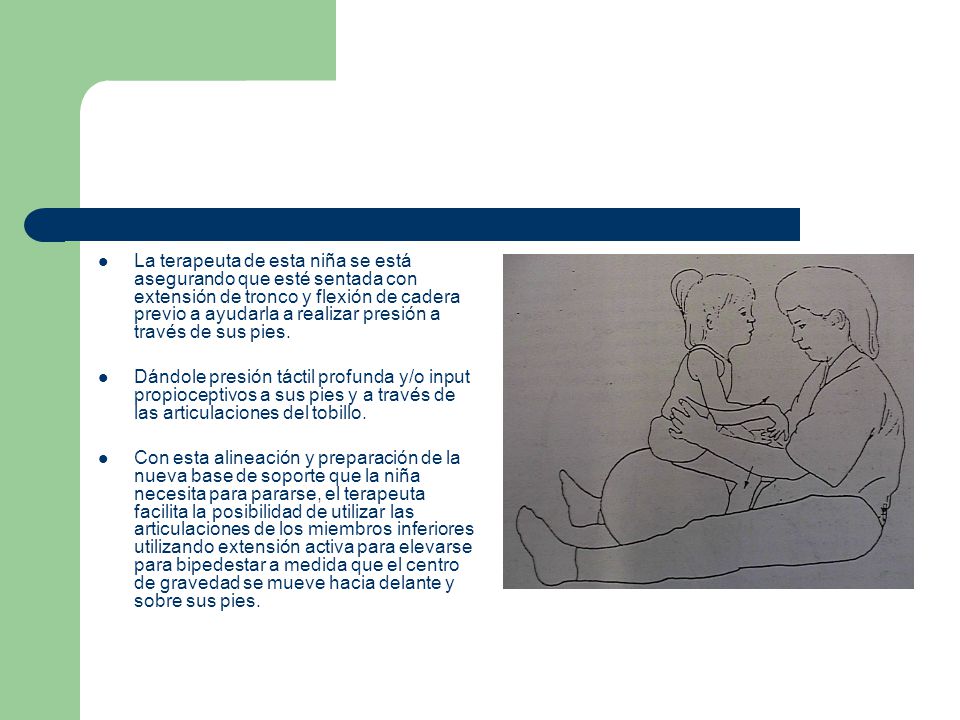 La terapeuta de esta niña se está asegurando que esté sentada con extensión de tronco y flexión de cadera previo a ayudarla a realizar presión a través de sus pies.