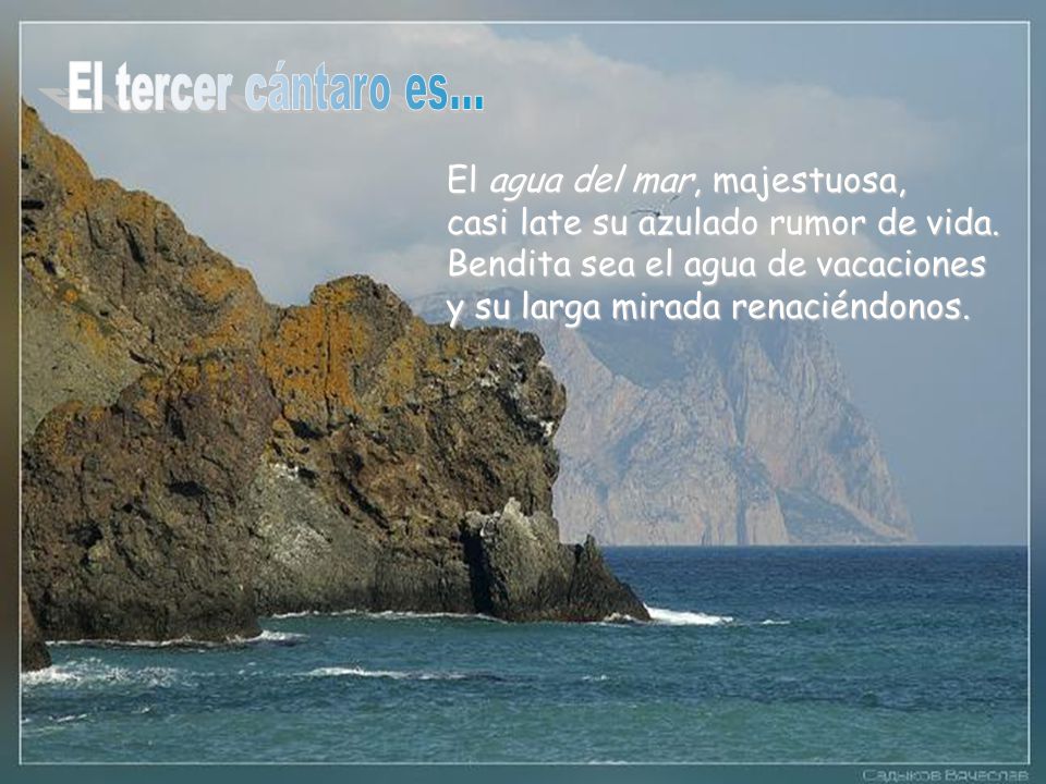El tercer cántaro es... El agua del mar, majestuosa, casi late su azulado rumor de vida.