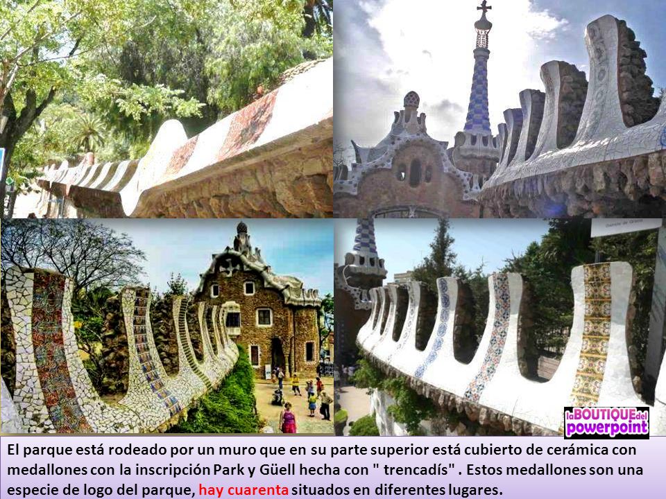 El parque está rodeado por un muro que en su parte superior está cubierto de cerámica con medallones con la inscripción Park y Güell hecha con trencadís .