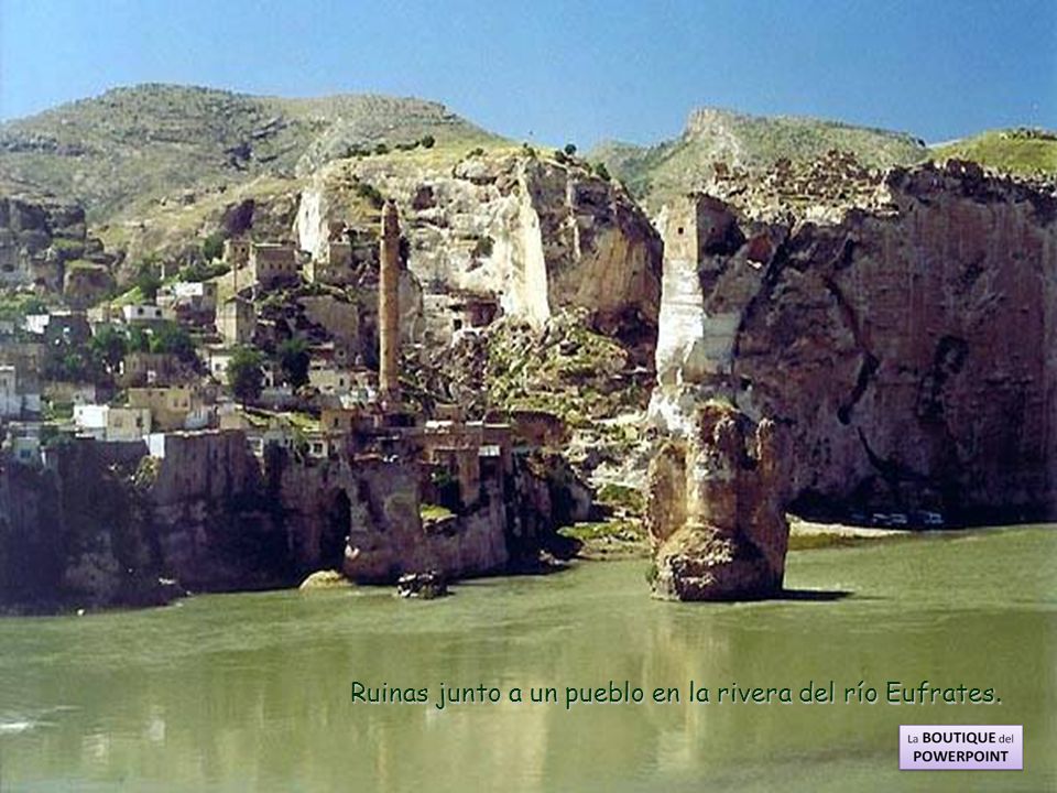 Ruinas junto a un pueblo en la rivera del río Eufrates.