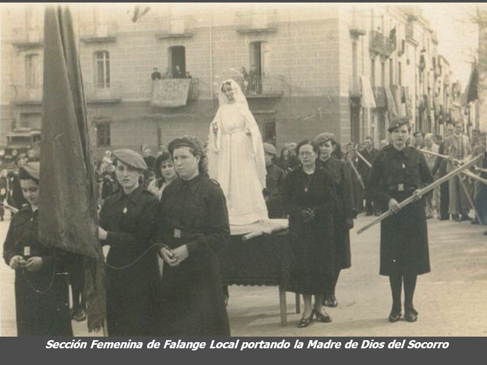 Sección Femenina de Falange Local portando la Madre de Dios del Socorro