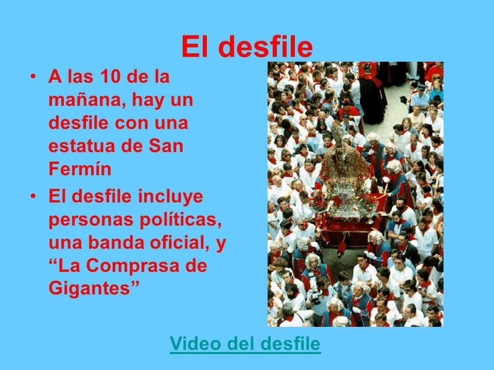 El desfile A las 10 de la mañana, hay un desfile con una estatua de San Fermín.