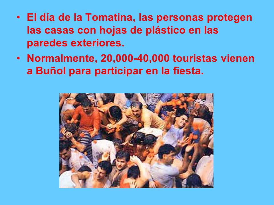 El día de la Tomatina, las personas protegen las casas con hojas de plástico en las paredes exteriores.