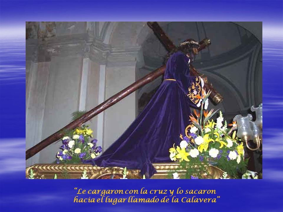 Le cargaron con la cruz y lo sacaron hacia el lugar llamado de la Calavera