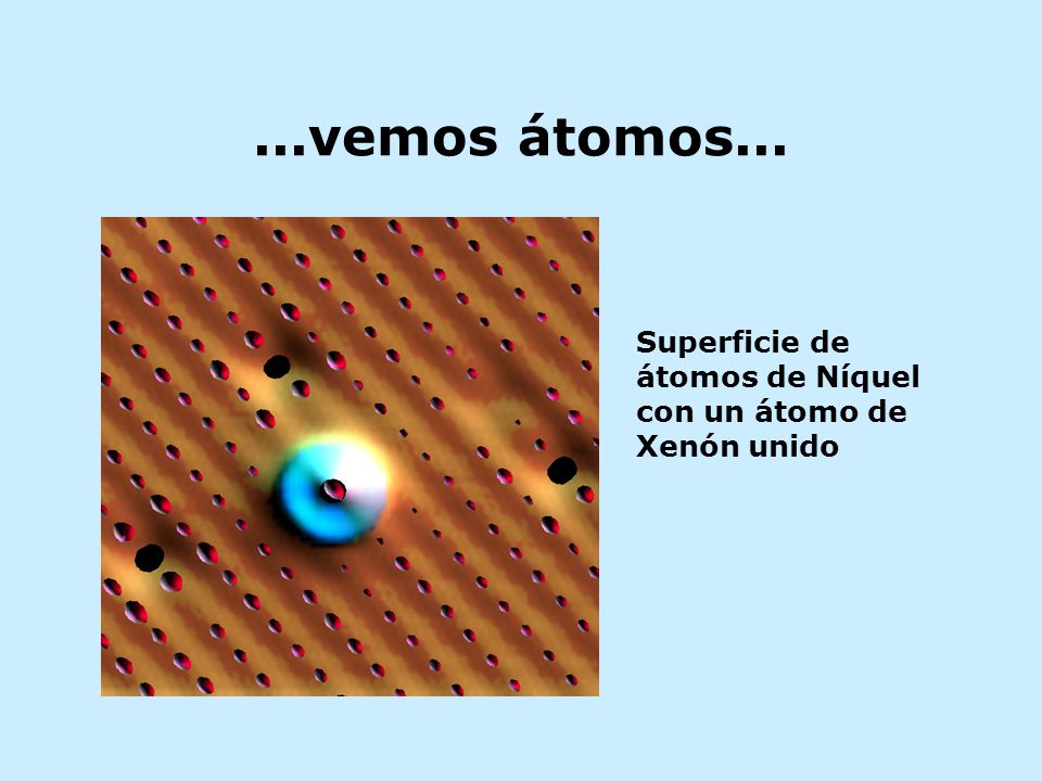 ...vemos átomos... Superficie de átomos de Níquel con un átomo de Xenón unido