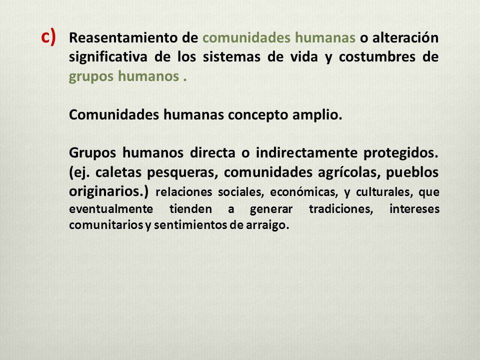 Reasentamiento de comunidades humanas o alteración significativa de los sistemas de vida y costumbres de grupos humanos .