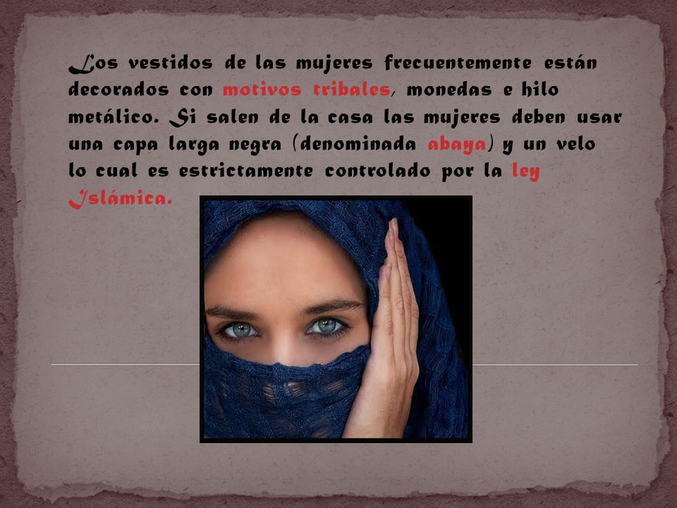 Los vestidos de las mujeres frecuentemente están decorados con motivos tribales, monedas e hilo metálico.