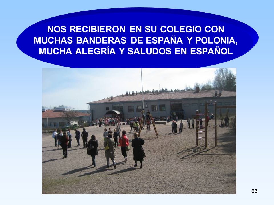 NOS RECIBIERON EN SU COLEGIO CON MUCHAS BANDERAS DE ESPAÑA Y POLONIA, MUCHA ALEGRÍA Y SALUDOS EN ESPAÑOL