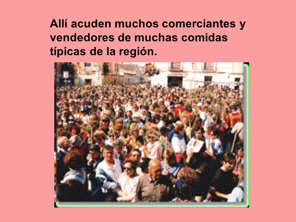 Allí acuden muchos comerciantes y vendedores de muchas comidas típicas de la región.