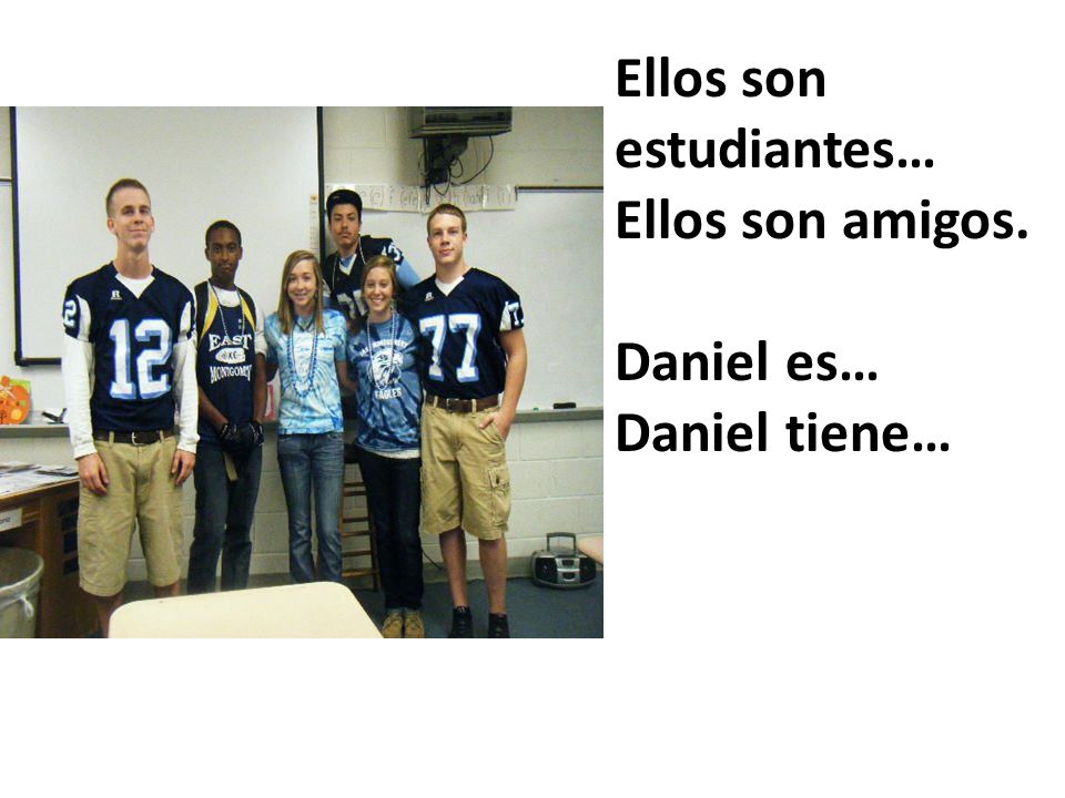 Ellos son estudiantes… Ellos son amigos. Daniel es… Daniel tiene…