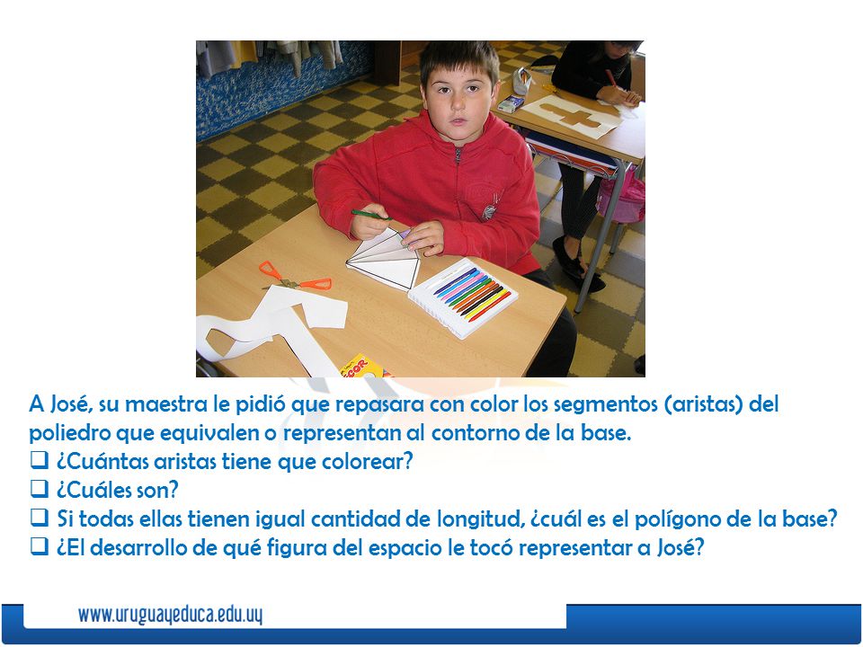 A José, su maestra le pidió que repasara con color los segmentos (aristas) del poliedro que equivalen o representan al contorno de la base.