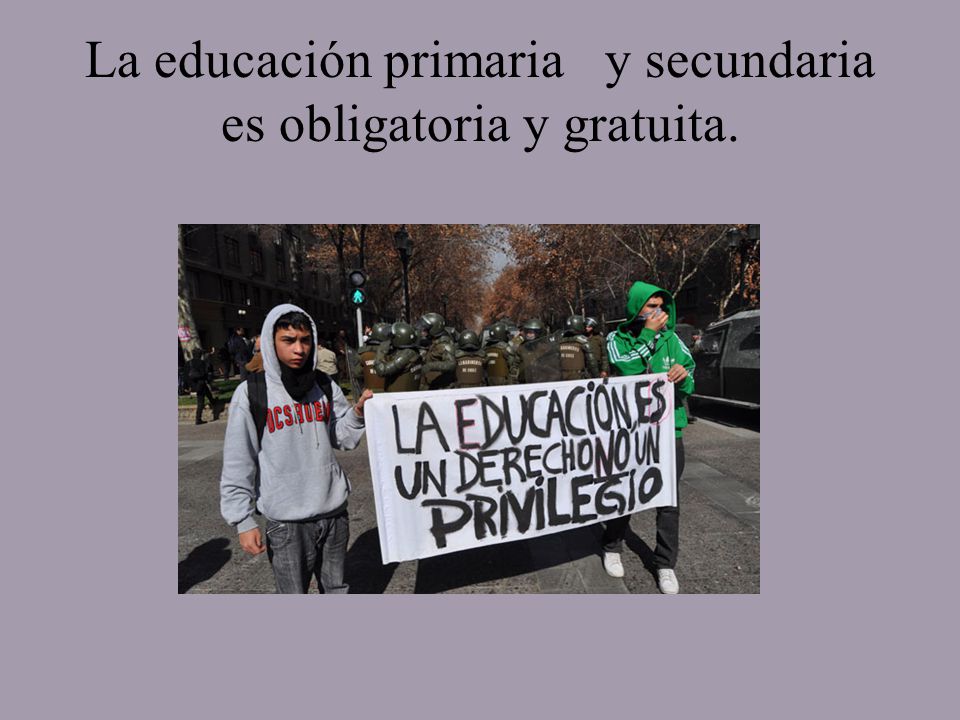 La educación primaria y secundaria es obligatoria y gratuita.