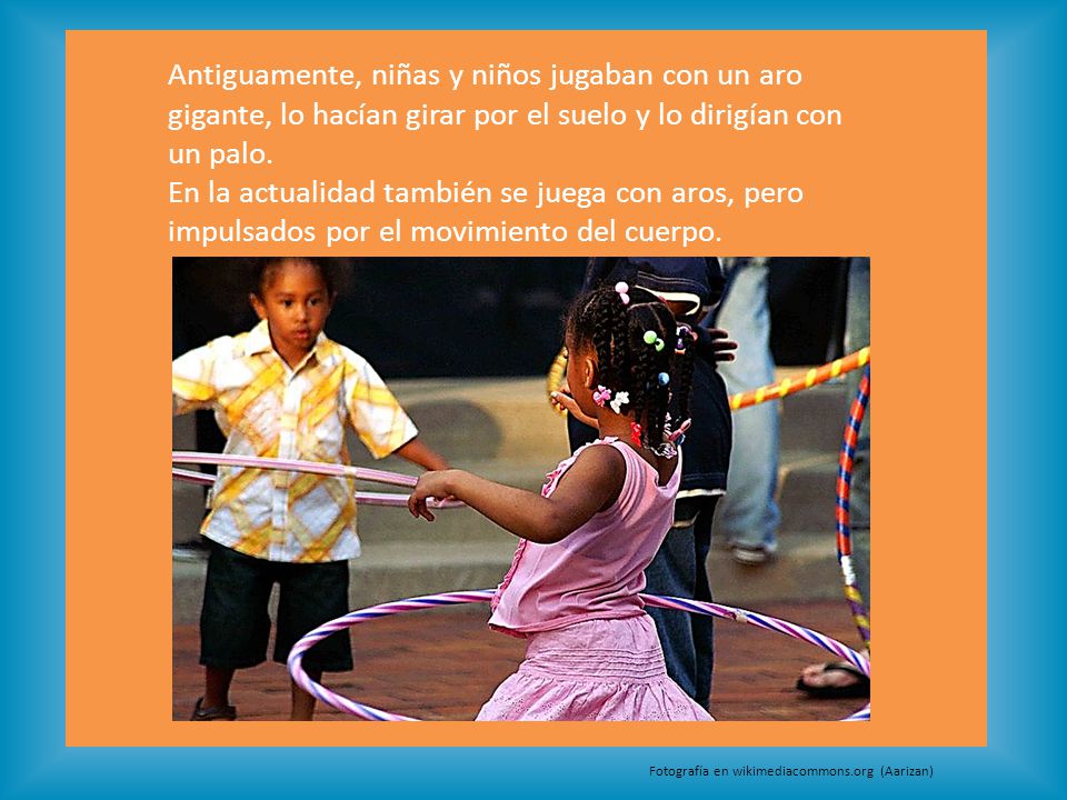 Antiguamente, niñas y niños jugaban con un aro gigante, lo hacían girar por el suelo y lo dirigían con un palo.