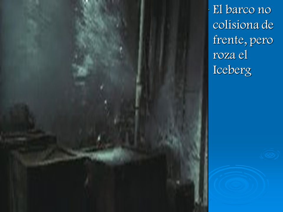El barco no colisiona de frente, pero roza el Iceberg