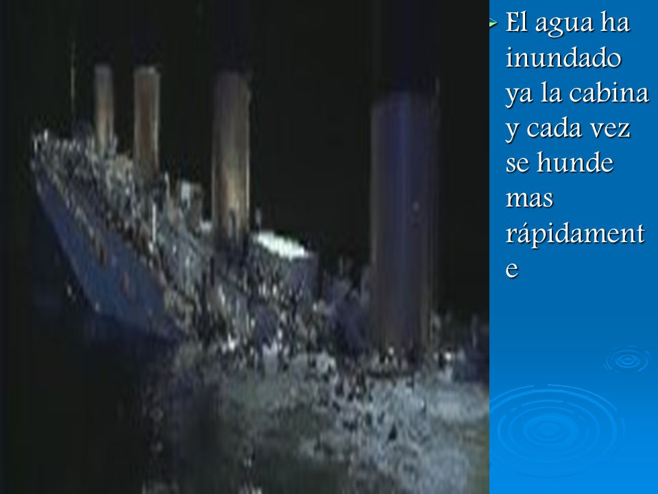 El agua ha inundado ya la cabina y cada vez se hunde mas rápidamente