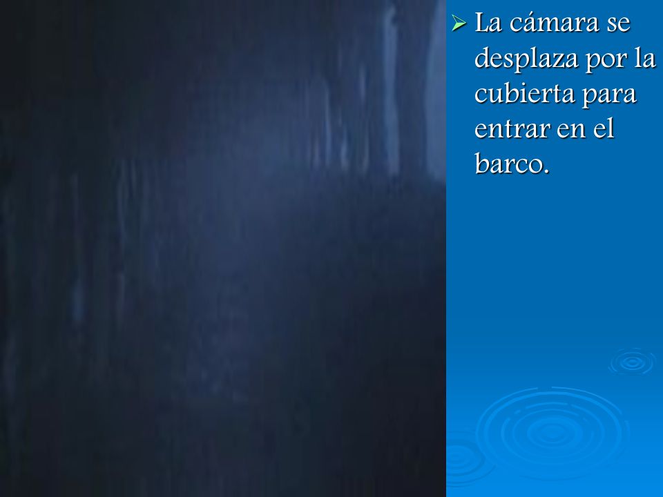 La cámara se desplaza por la cubierta para entrar en el barco.