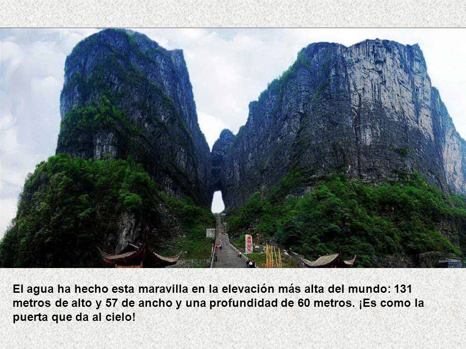 El agua ha hecho esta maravilla en la elevación más alta del mundo: 131 metros de alto y 57 de ancho y una profundidad de 60 metros.