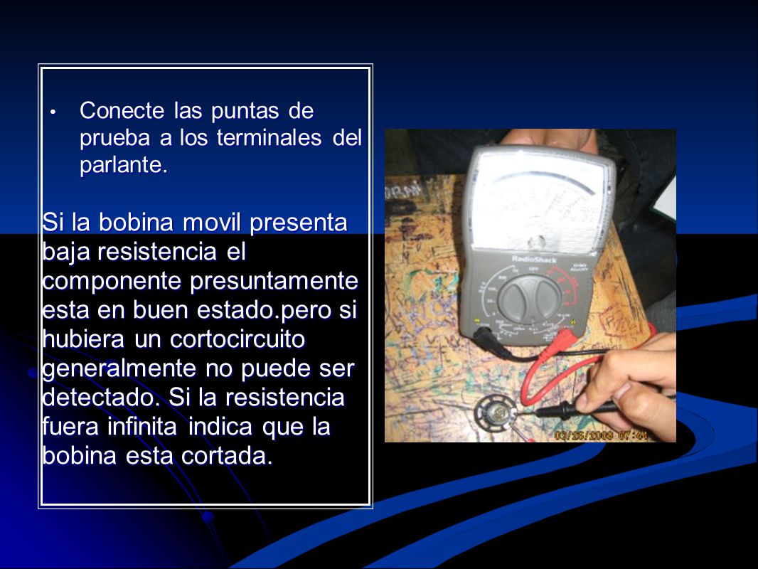 Conecte las puntas de prueba a los terminales del parlante.
