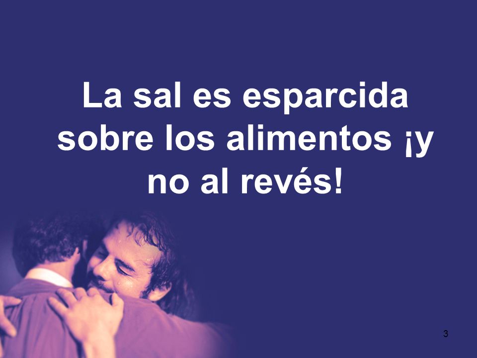 La sal es esparcida sobre los alimentos ¡y no al revés!
