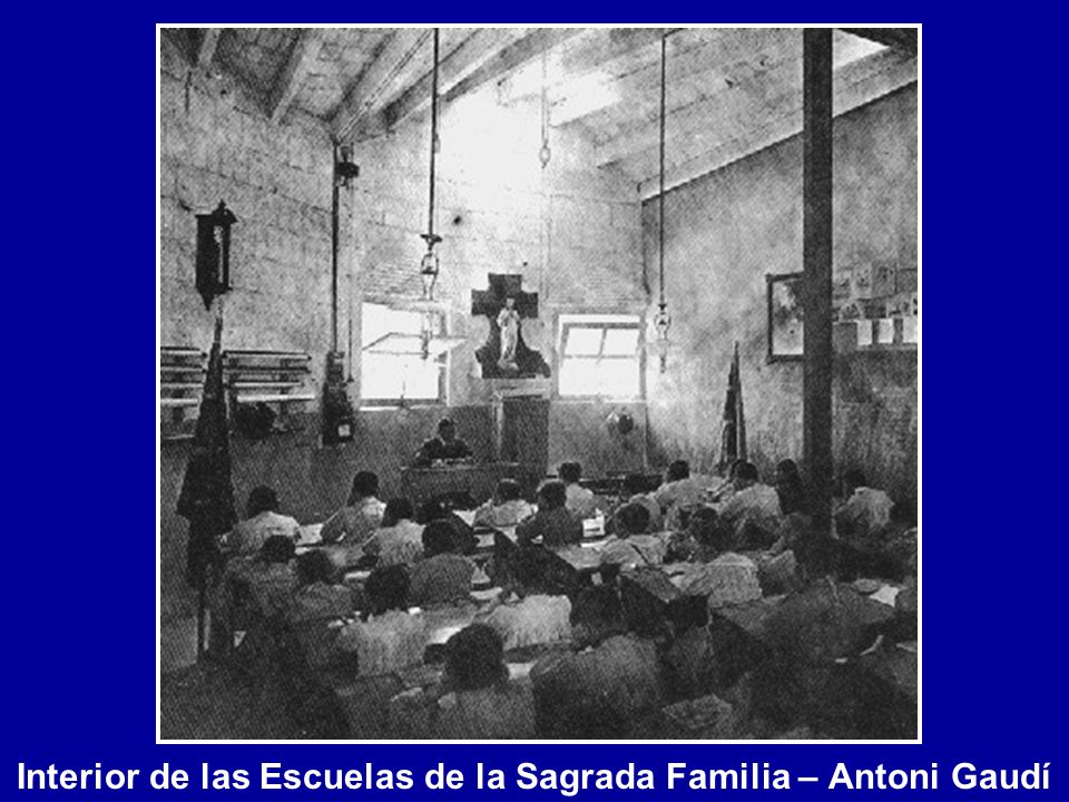 Interior de las Escuelas de la Sagrada Familia – Antoni Gaudí