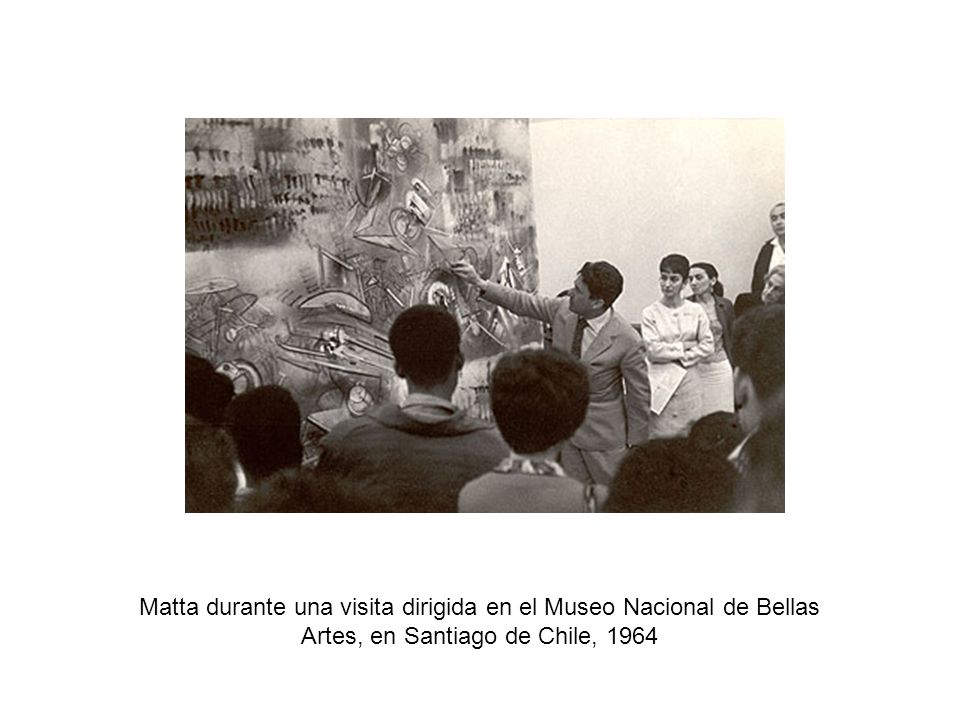 Matta durante una visita dirigida en el Museo Nacional de Bellas Artes, en Santiago de Chile, 1964