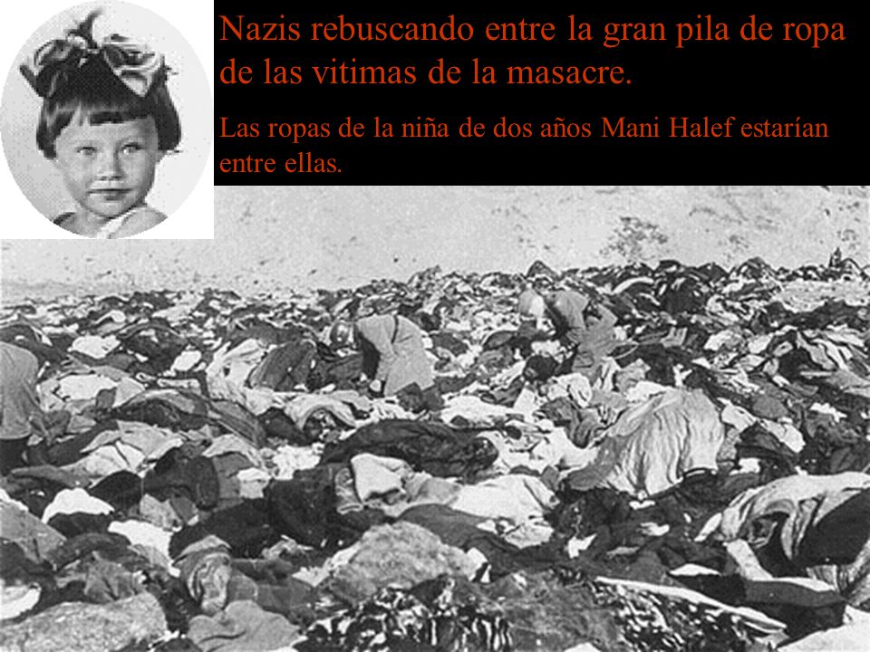 Nazis rebuscando entre la gran pila de ropa de las vitimas de la masacre.