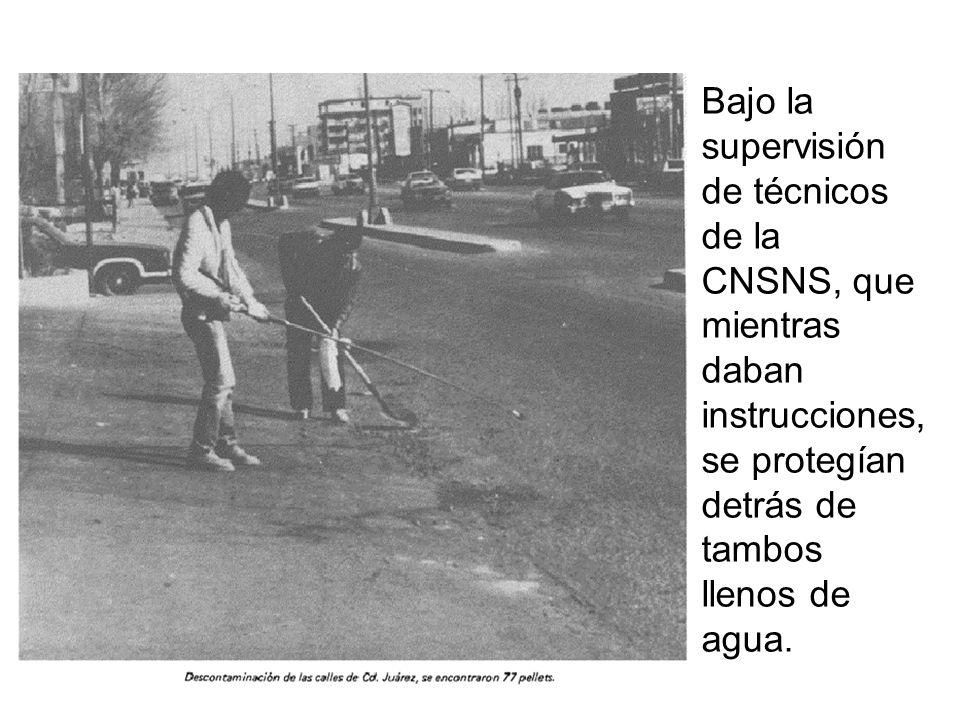 Bajo la supervisión de técnicos de la CNSNS, que mientras daban instrucciones, se protegían detrás de tambos llenos de agua.