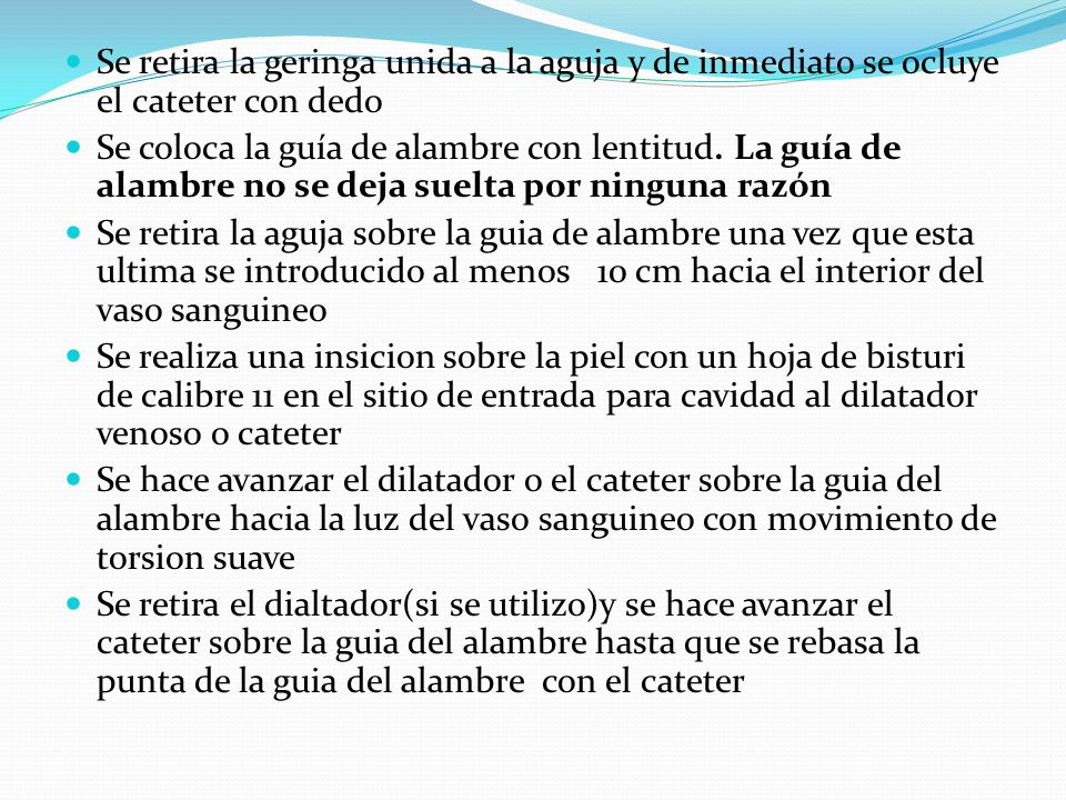 Se retira la geringa unida a la aguja y de inmediato se ocluye el cateter con dedo